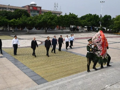 习近平向中央红军长征出发纪念碑敬献花篮