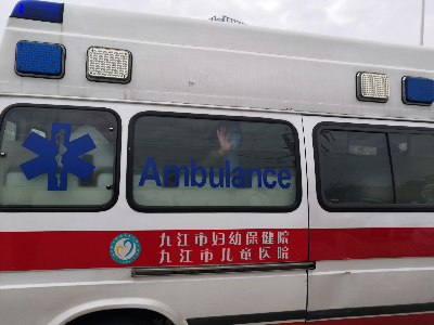 九江长江大桥临时交通管制：  漏而不疏 绿色通道架起爱心桥梁