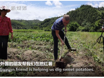 美国人到江西农村采访，发现中国农民把手机玩成了“新农具”！