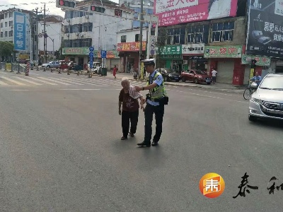 九旬老人上街迷路  热心交警助其回家