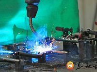 智能机器人手臂  高温作业显身手