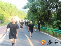 交警大队组织开展创卫与体能大练兵活动