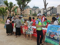 开学首日交警大队深入校园开展交通安全宣传