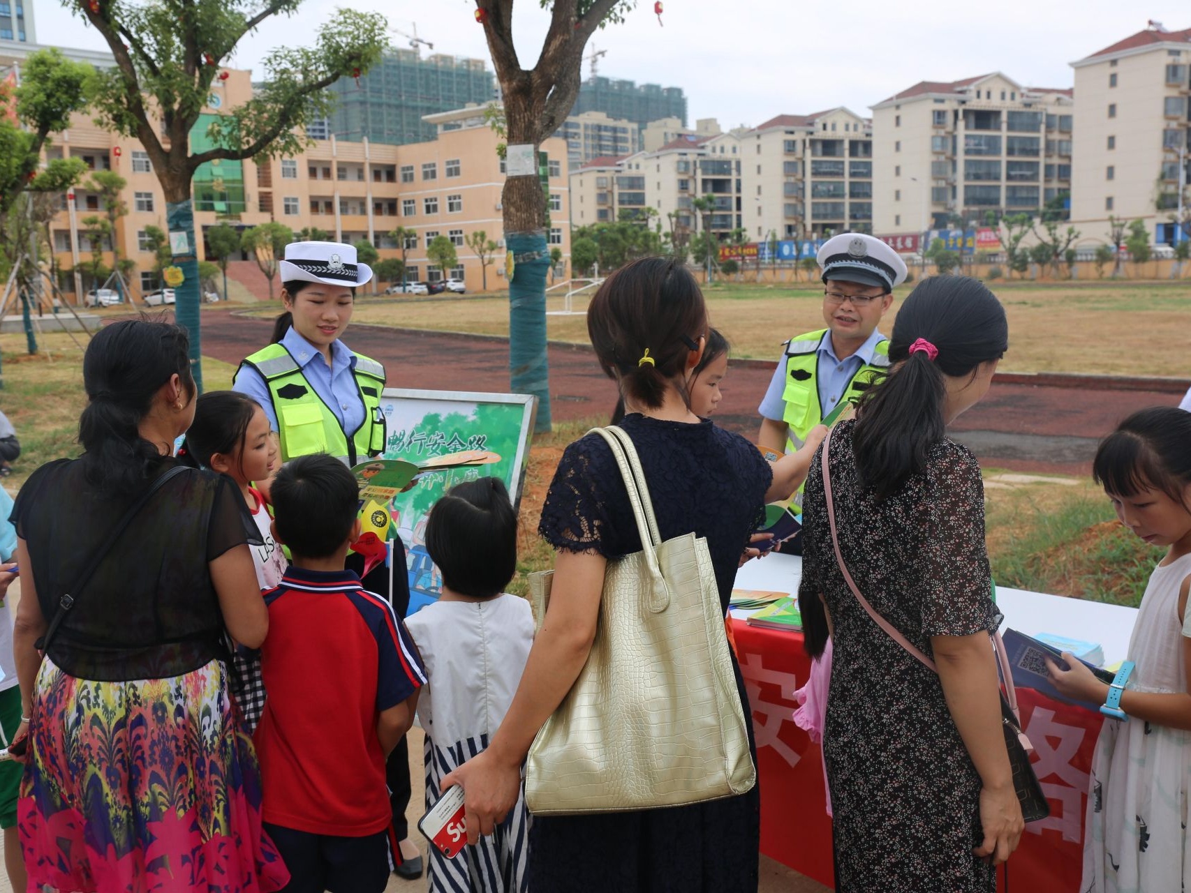 开学首日交警大队深入校园开展交通安全宣传