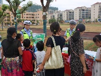 开学首日交警大队深入校园开展交通安全宣传