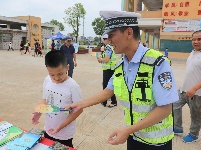 开学首日交警大队深入校园开展交通安全宣传