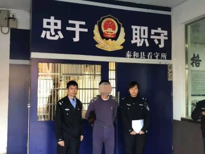 男子驾车遇查弃车逃窜 交警百米冲刺逮住“酒鬼”