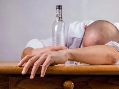 医生分享2个快速解酒小秘诀，全部学会的人都很幸运 