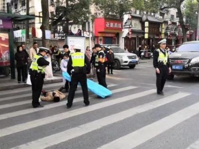 泰和一癫痫病人突倒地，交巡合一急施救