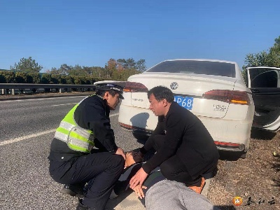 司机驾车途中突发疾病 高速交警紧急救援