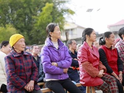 泰和县：村头晒太阳 精神送到家
