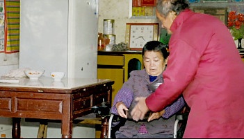 禾市镇丰垅村设立颐养中心为老人和贫困户集中供餐