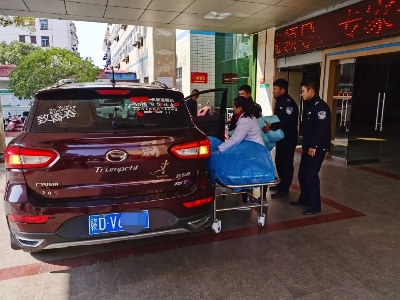 泰和：准妈妈大出血送医遇堵车，警车逆行开道为生命护航
