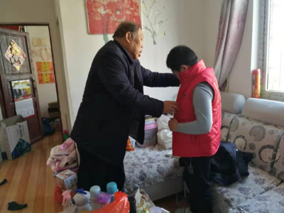 爱心人士走访慰问贫困户传递社会正能量