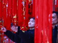 泰和：购春联买饰品 红红火火迎新年