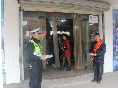 交警大队联合志愿者春节前深入汽车站开展道路交通安全宣传