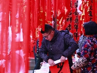 泰和：购春联买饰品 红红火火迎新年