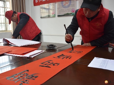 泰和县总工会开展“送万福·进万家”书法公益活动