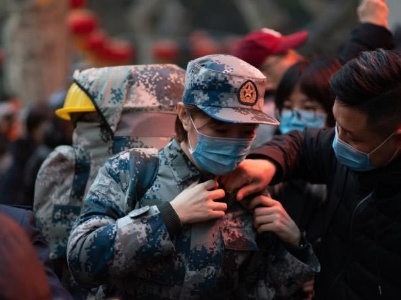 向勇挑重担敢打硬仗的人民子弟兵致敬