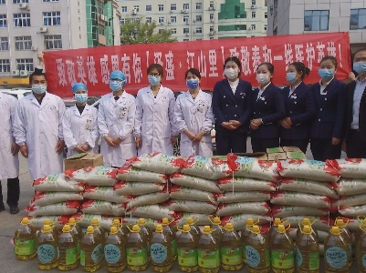 泰和爱心企业给医护人员捐物表敬意