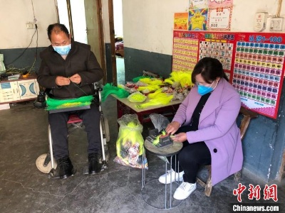 湖北郧西县助推扶贫车间复产 把工作岗位送到家门口 
