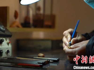 用刻刀传递力量 “80后”方寸艺术家为抗疫硬“核”加油