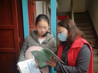 冠朝镇巾帼志愿者关爱留守儿童