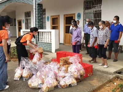 爱心企业走进敬老院 浓浓关怀温暖老人心