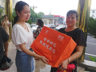 塘洲镇给贫困受灾妇女发放“母亲爱心邮包”
