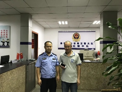 【交警正能量】路边摔跤丢手机 热心交警来帮忙