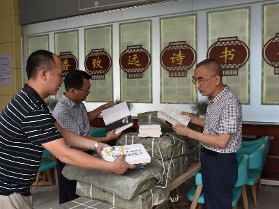 泰和县总工会开展“职工书屋”授牌赠书活动  