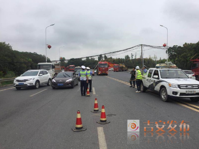 【暖新闻·江西2020】赞！光缆拦路，吉安交警变身“托举哥”