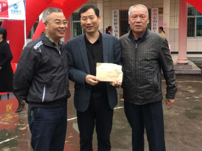 泰和林业局开展“扶贫日”走访慰问活动