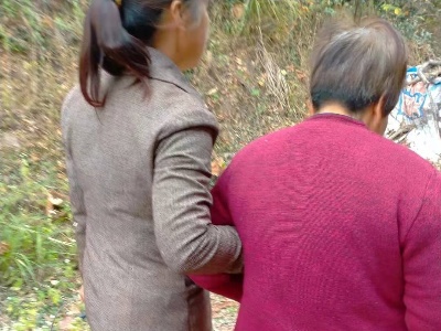 武溪分场领导护送八旬患病独居老人就医