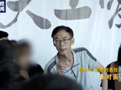 这是个十六年如一日，守护艾滋病患儿的故事