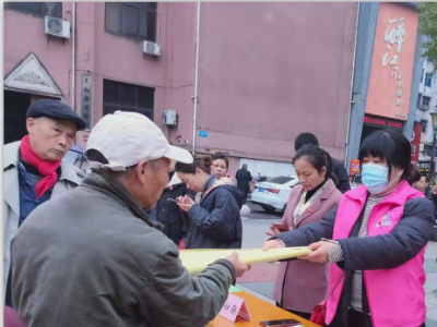 泰和巾帼志愿者走上街头开展防艾宣传