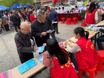 县社保局助力老人年审服务活动