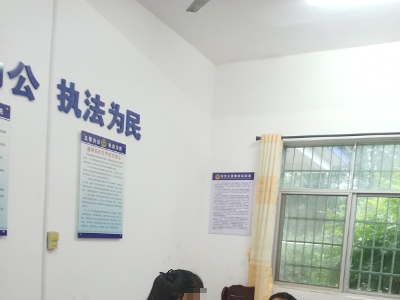 “怎么办？欠了好多钱。”苑前一妇女来到派出所求助