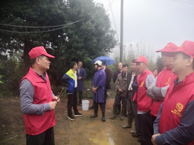 泰和垦殖场深入田间地头开展守住“粮”心及农业农村政策教育宣讲文明实践活动