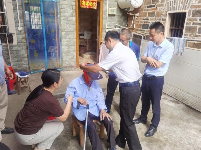 县领导慰问“光荣在党50年”老党员