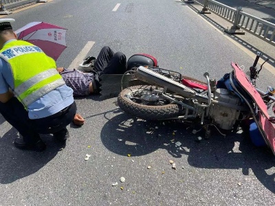 警官，你蹲地撑伞守护的样子真帅