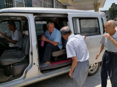 专车接送！上模乡推惠民政策促疫苗接种