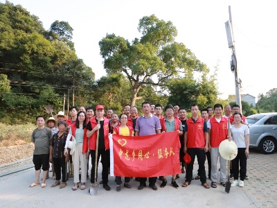 【我为群众办实事】中龙乡开展环境整治迎“双节”活动