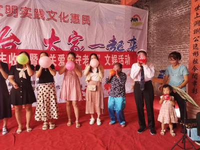 情满中秋送关爱——万合镇举行“欢度中秋 喜迎丰收”暨“关爱留守老人”文娱演出及捐赠活动