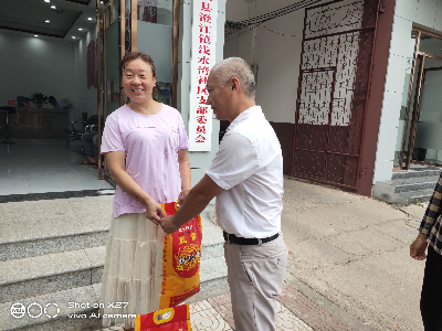 县林业局开展“在职党员进社区 国庆微心愿“活动