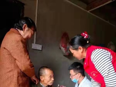 【我为群众办实事】小龙镇：“翻山越岭”打疫苗 上门接种暖民心 