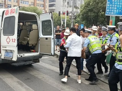 路人街头突发疾病 泰和公安交警紧急救助