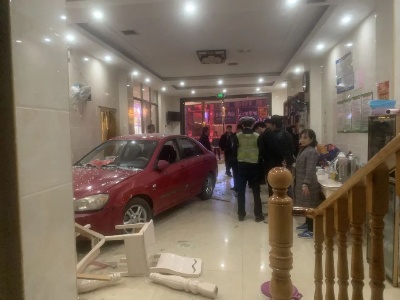 砰！酒店“飞”进一辆车