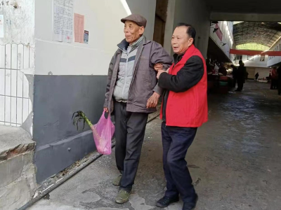 【我为群众办实事】小龙镇：老人买菜突晕倒 紧急送医暖人心