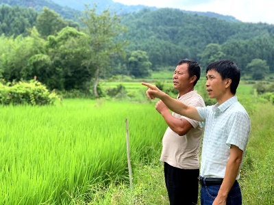 “服务群众的小事，我要做一辈子”——记全国“最美公务员”胡唐武